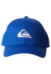 Blå keps i tyg med böjd skärm, prydd med en vit broderad logotyp och ventilerade öglor. Justerbar rem bak.