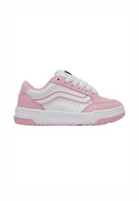 Sneaker rosa e bianca con tomaia in pelle, lacci bianchi, design a scarpa bassa, strisce laterali, dettagli testurizzati e suola in gomma.