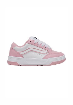 Sneaker rosa e bianca con tomaia in pelle, lacci bianchi, design a scarpa bassa, strisce laterali, dettagli testurizzati e suola in gomma.