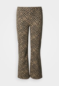 Pantalones acampanados con rayas de cebra en marrón y negro, con textura suave y cintura estándar que incluye dos bolsillos delanteros y trabillas para cinturón.