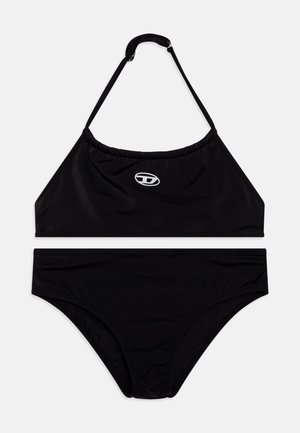 Melnas bikini komplekts, kas ietver trīsstūra formas krūšturi ar regulējamiem siksniņām un atbilstošiem zemas jostasvietas apakšdaļējiem, izgatavots no gludas, elastīgas auduma.