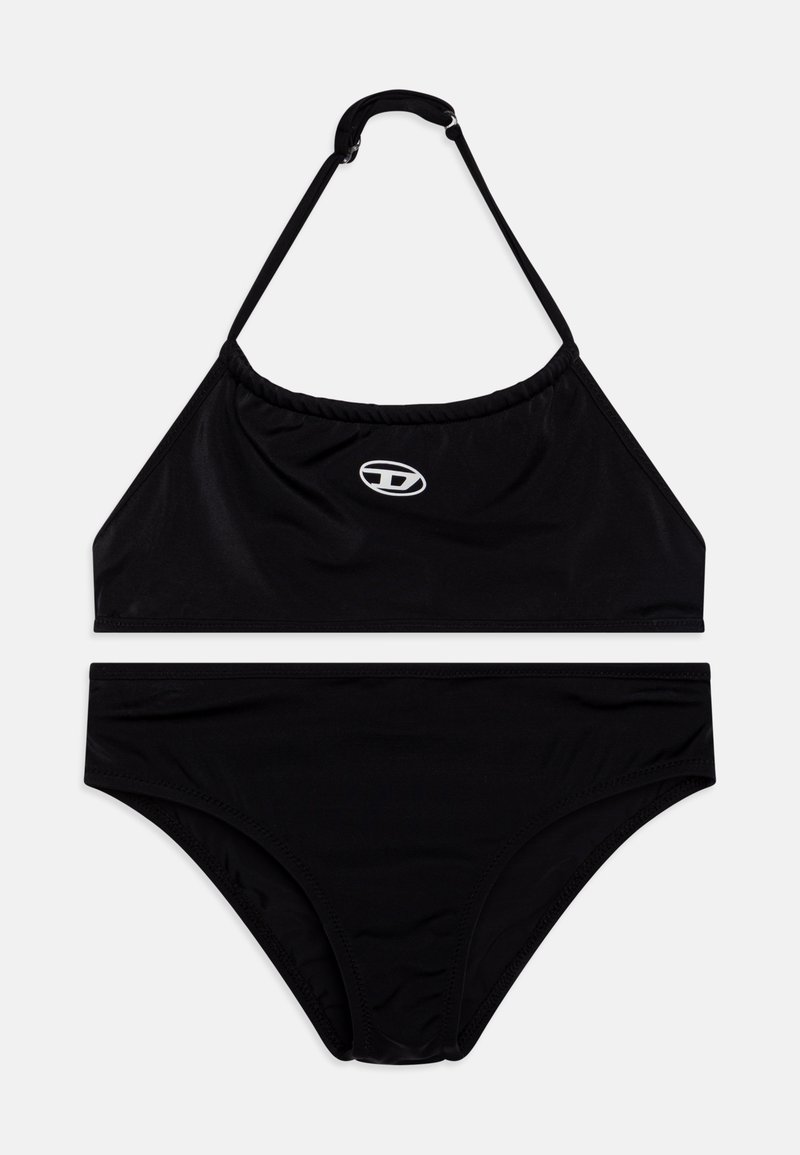 Juodos bikinio komplektas, turintis trikampį liemenėlės viršūnę su reguliuojamomis petnešėlėmis ir atitinkamais mažu juosmeniu šortais, pagamintas iš lygaus, tamprių audinio.