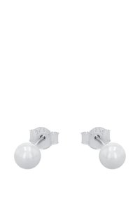 Ett par silverörhängen med runda vita pärlor och fjärilspäningar.