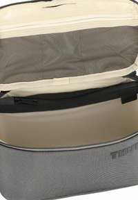 Bolso Thule con un exterior gris de acabado texturizado, cierre de cremallera, un amplio bolsillo interior y compartimentos de malla para la organización.