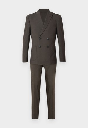 Brun dobbelspent blazer med klaffelapp, to frontlommer og matchende bukser med slim passform. Glatt tekstur, skreddersydd design.