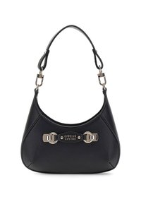 Bolso de piel sintética negra con una silueta curva, que presenta acentos de hardware plateado y una placa con el logo. Correa ajustable para llevar.