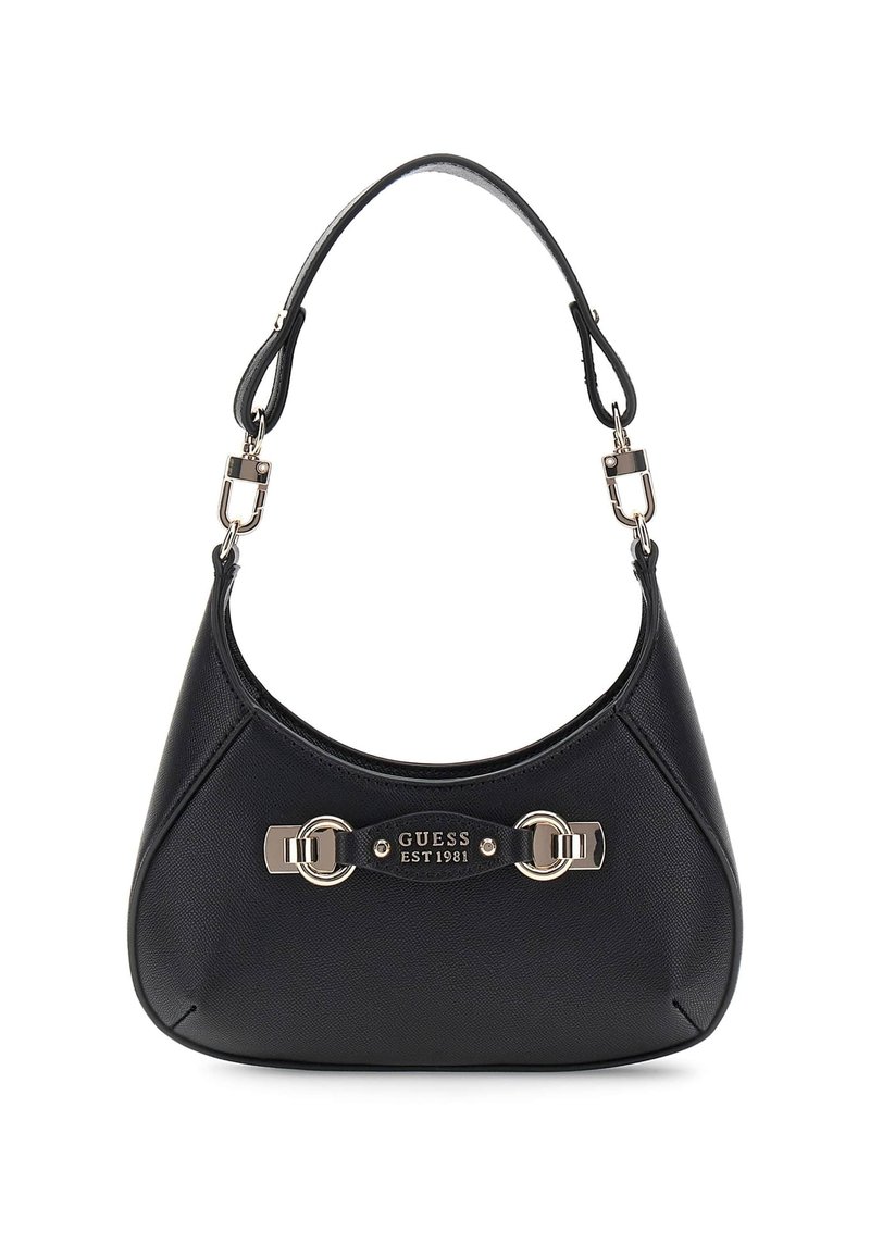 Bolso de piel sintética negra con una silueta curva, que presenta acentos de hardware plateado y una placa con el logo. Correa ajustable para llevar.