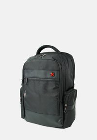 Zwarte rugzak van een textuurstof, met meerdere ritscompartimenten en een gladde matte bodem. Heeft een klein logo in het rood.