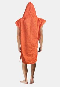 Orange strandhandduk med huva, prydd med ett upprepat linjetecknat mönster. Löst sittande med korta ärmar och sidöppningar för smidig rörelse.