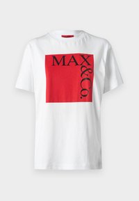 Hvit bomulls t-skjorte med en iøynefallende rød rektangulær grafikk med svart tekst "MAX & Co." i varierende størrelser, avslappet passform, kortermet.