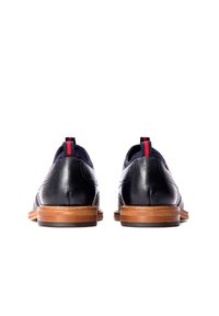 Marine leren schoenen met een gladde afwerking, leren bovenwerk, contrasterende rode en marinehouten hieltab, tan houten zool, traditionele vetersluiting.