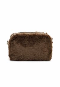 Borsa cosmetica in pelliccia marrone con forma arrotondata, chiusura a zip e texture morbida. Nessun dettaglio hardware visibile all'esterno.