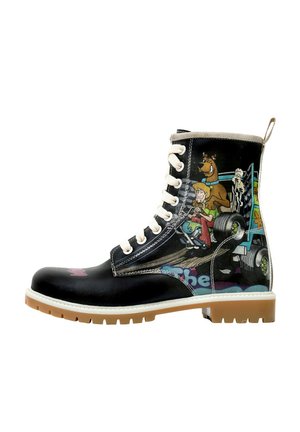 Schwarzer Leder-Stiefelette mit weißen Schnürsenkeln, grafischem Design mit Cartoonfiguren, verstärkter Spitze und profillierter Gummisohle.