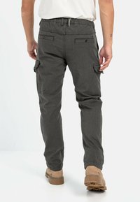 Graue Cargo-Hosen mit einem elastischen Bund, seitlichen Taschen und hinteren Taschen mit Knopf. Das Material wirkt leicht und strukturiert.