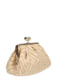 Clutch de paja trenzada con un patrón de espiga beige, que cuenta con un cierre de metal y una parte superior redondeada con dos acentos esféricos.