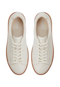 Zapatillas de cuero blancas con puntera redonda, diseño de cordones y suelas de goma marrón claro. Logotipo de ALDO grabado en la plantilla.