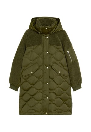 Abrigo acolchado verde con parte superior de forro polar texturizado, sección inferior acolchada, capucha y bolsillos frontales con cierres a presión.