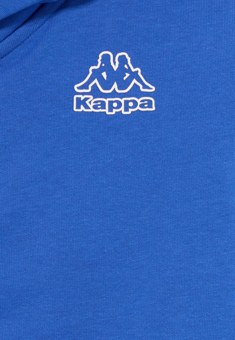 T-shirt di cotone blu con logo Kappa bianco stampato sul davanti. Il tessuto è liscio, con una trama fine e un colore uniforme.