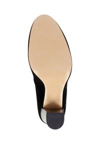 Chaussure à talon haut avec une tige en daim noir et une semelle beige lisse. Bout arrondi et talon court, solide et noir. Logo en relief sur la semelle.