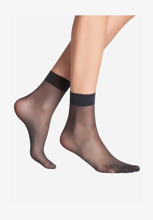 Schwarze, transparente Knöchelsocken mit einem einfarbigen schwarzen Bündchen. Das Material wirkt glatt und hat eine leicht durchscheinende Textur, die die Sichtbarkeit der Haut verstärkt.