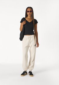 Hollister Co. ICON HENLEY  - T-shirt basic - casual black