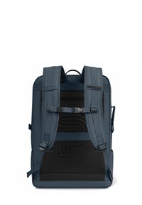 Sac à dos bleu marine avec des bretelles rembourrées, un panneau en mesh et des accessoires robustes. Forme rectangulaire avec un dos texturé et des ceintures ajustables.