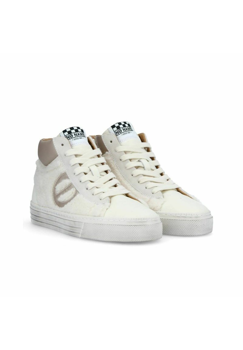 Zapatillas altas en blanco, con una textura suave en los laterales, detalles de cuero liso y una etiqueta a cuadros. Suela de goma con grip texturizado.