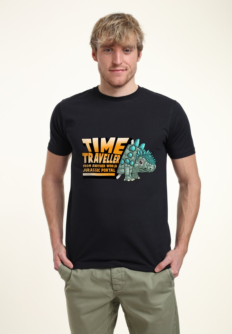 Camiseta de algodón negra con un estampado gráfico de un dinosaurio con espinas azules y el texto que dice "VIAJERO DEL TIEMPO DE OTRO MUNDO PUERTA JURÁSICA."