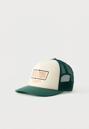 Biało-zielona czapka typu trucker z siateczkowym tyłem i wyszywanym pomarańczowym logo „BRIXTON Transportation Supply Co.” na przednim panelu.