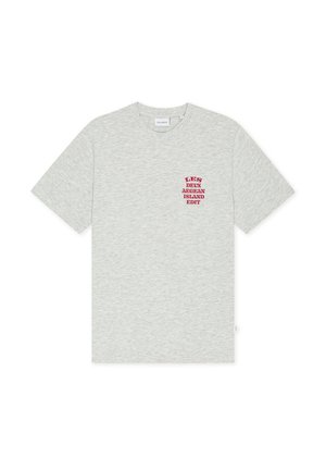 T-shirt gris clair à manches courtes avec texte rouge « LES DEUX AEGEAN ISLAND EDIT » sur la poitrine gauche et col rond.