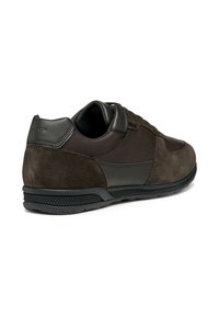 Sneaker marrone caratterizzato da una combinazione di pelle e camoscio, forma arrotondata, accenti testurizzati e suola in gomma con una battistrada appena marcata.
