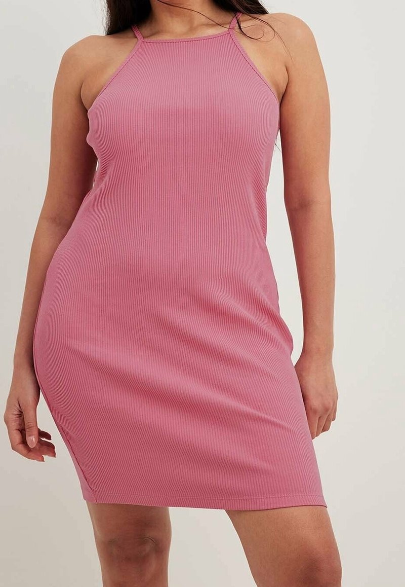 Rosa ribbad klänning med halterneck. Figursydd design, knälång, slät textur och sido slits för enkel rörelse.