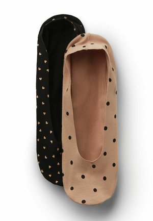 Pár neviditelných ponožek, jedna béžová s černými puntíky a druhá černá s béžovými srdíčkovými vzory, rozložených na bílém pozadí.