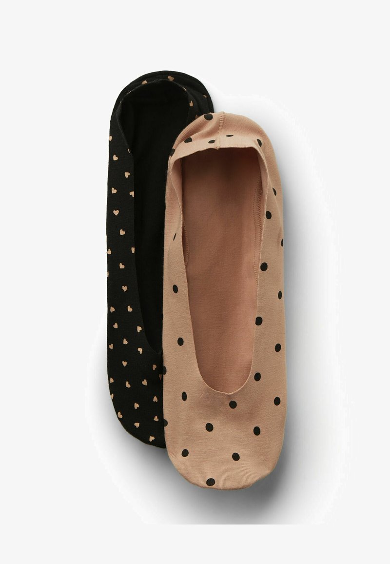 Paire de socquettes invisibles, l'une beige à pois noirs et l'autre noire avec des motifs de cœurs beiges, posées à plat sur un fond blanc.