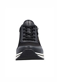 Schwarze Sneaker mit Obermaterial aus Wildleder, Schnürverschluss und einem Reißverschlussakzent. Enthält eine Gummisohle mit weißen Streifen und ein abgerundetes Zehenprofil.