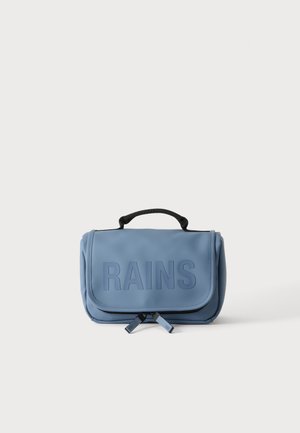 Modrý obdĺžnikový toaletný vak so čiernou rukoväťou, reliéfne logo "RAINS" na prednom klape a dvojitými zipsami.