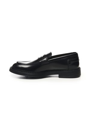 Mocasín negro de piel tipo penny loafer, con una tira cosida y suela gruesa, mostrado de perfil sobre un fondo blanco.