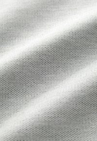 Țesătură gri texturată cu un subtil model geometric, având o suprafață moale și netedă, cu o ușoară strălucire. Potrivită pentru diverse aplicații.