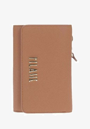 Portafoglio sintetico marrone con finitura testurizzata, presenta un logo dorato, una chiusura con zip e angoli arrotondati. Design compatto e funzionale.