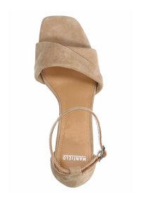 Beige suède sandaal met hakken en een brede gekruiste bovenste band, open teen en een slanke enkelband die met een gesp is vastgemaakt. Soepele inlegzool.