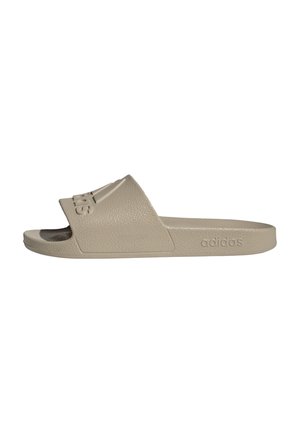 Ciabatta beige Adidas con ampia fascia testurizzata e marchio in rilievo sulla fascia e sul lato della suola.