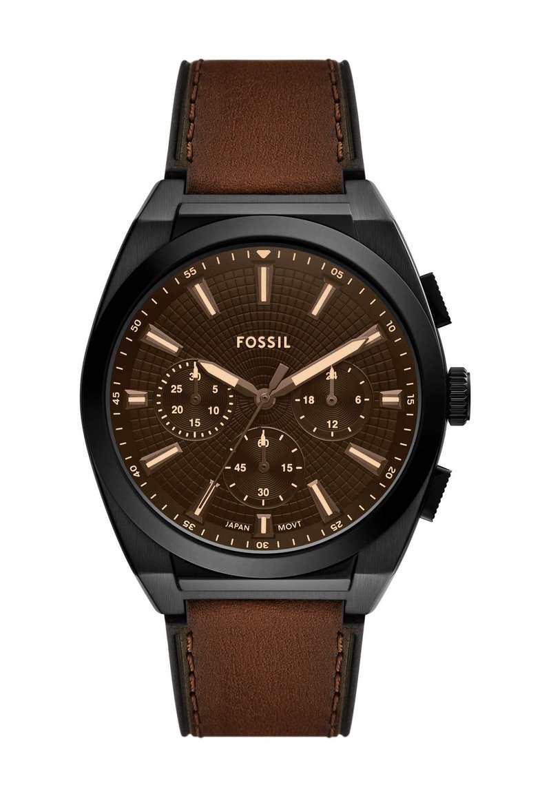 Chronograaf horloge met een donkerbruine gestructureerde wijzerplaat, zwart roestvrijstalen kast en een bruine leren band. Voorzien van luminescerende uurmarkeringen.