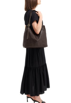 Borsa a tracolla in pelle marrone con finitura lucida, dotata di tracolla regolabile e dettagli in metallo dorato. La silhouette è morbida e sformata.