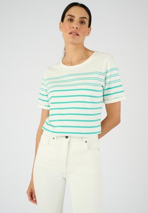 T-shirt a maniche corte in cotone, con strisce orizzontali turchesi su sfondo bianco. Collo a giro, vestibilità rilassata.