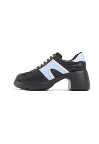 Schwarze und hellblaue Schnürschuhe mit einem klobigen schwarzen Absatz, ausgestattet mit einer runden Zehenform und einem strukturierten Design auf der Sohle. Weiße Schnürsenkel und Akzente.