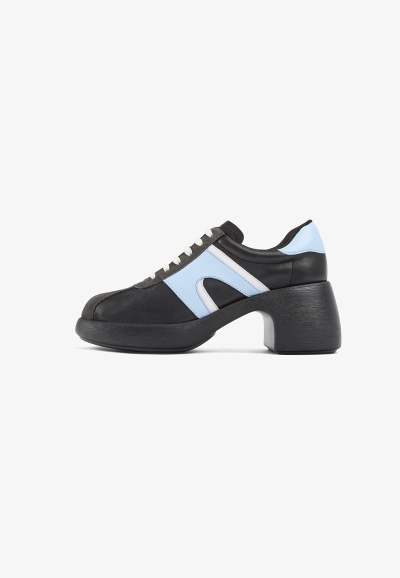 Schwarze und hellblaue Schnürschuhe mit einem klobigen schwarzen Absatz, ausgestattet mit einer runden Zehenform und einem strukturierten Design auf der Sohle. Weiße Schnürsenkel und Akzente.
