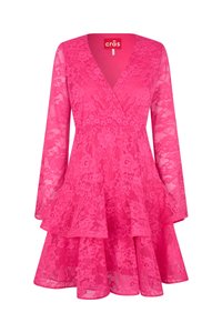 Rochie roz din dantelă cu decolteu în V, mâneci lungi evazate și fustă evazată cu straturi. Prezintă modele florale pe toată țesătura.