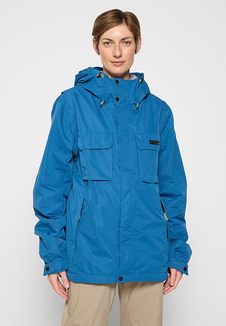 Chaqueta impermeable azul con capucha, que cuenta con dos grandes bolsillos frontales, cremalleras laterales y acentos de cordón amarillo para un ajuste ajustable.