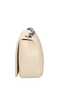 Borsa a mano in pelle crema con un design trapuntato, forma rettangolare, tracolla in catena argentata e dettaglio con chiusura metallica sulla parte superiore.