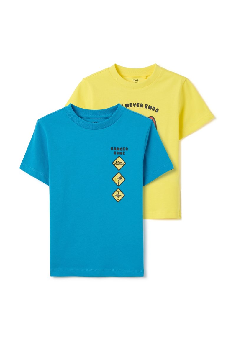 Dos camisetas de algodón: una turquesa con "ZONA PELIGROSA" y símbolos gráficos, la otra amarilla con un diseño circular y texto. Manga corta.